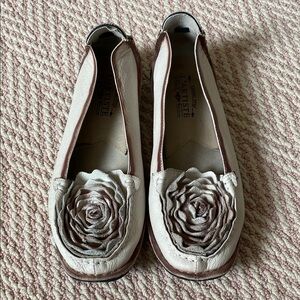 White Mountain Women's Tan and Cream Loafers with Rose Accent